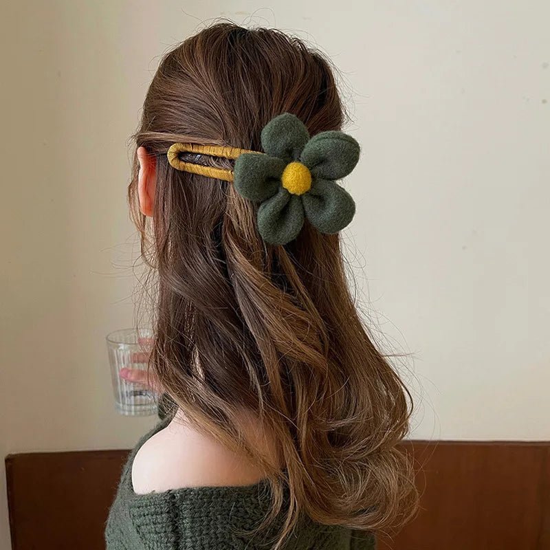 Seasonal Elegance: AWAYTR Plush Flower Hair Claw - Stylish Duckbill Clip for Autumn and Winter